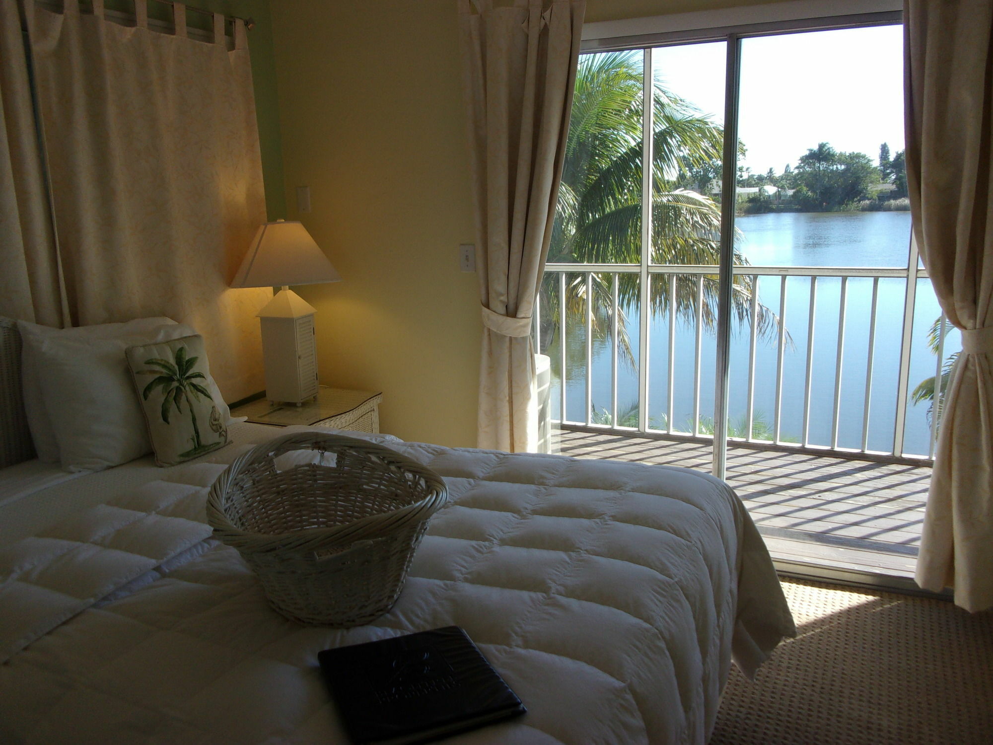 Marco Island Lakeside Inn Exterior photo